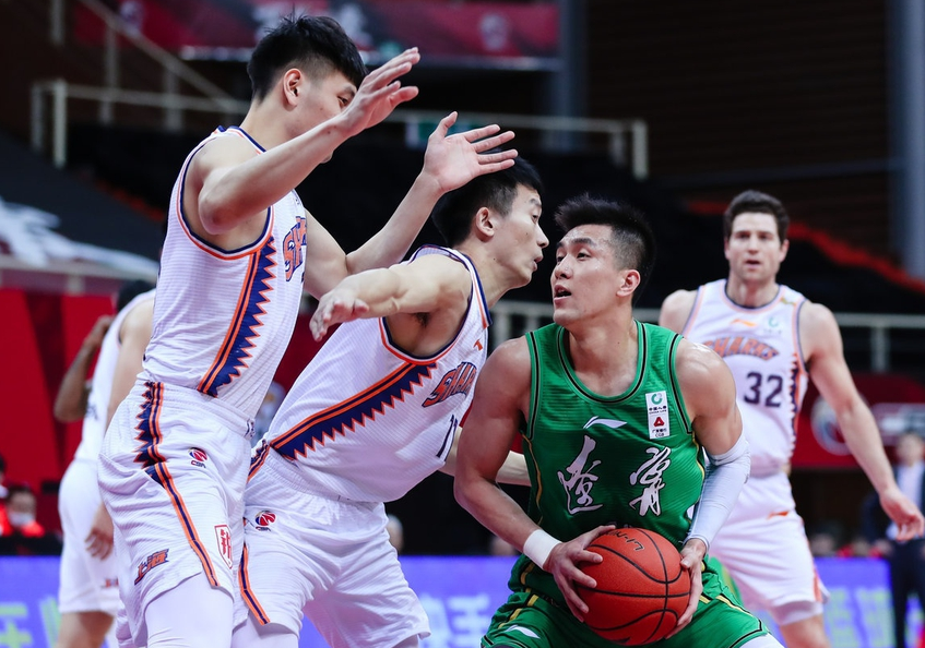 九游体育下载-莱万多夫斯基与70激战美国队分钟，大比分获胜胜负难料！，詹姆斯焦点对战比赛高潮迭起(莱万多夫斯基九分钟五球是哪场比赛)